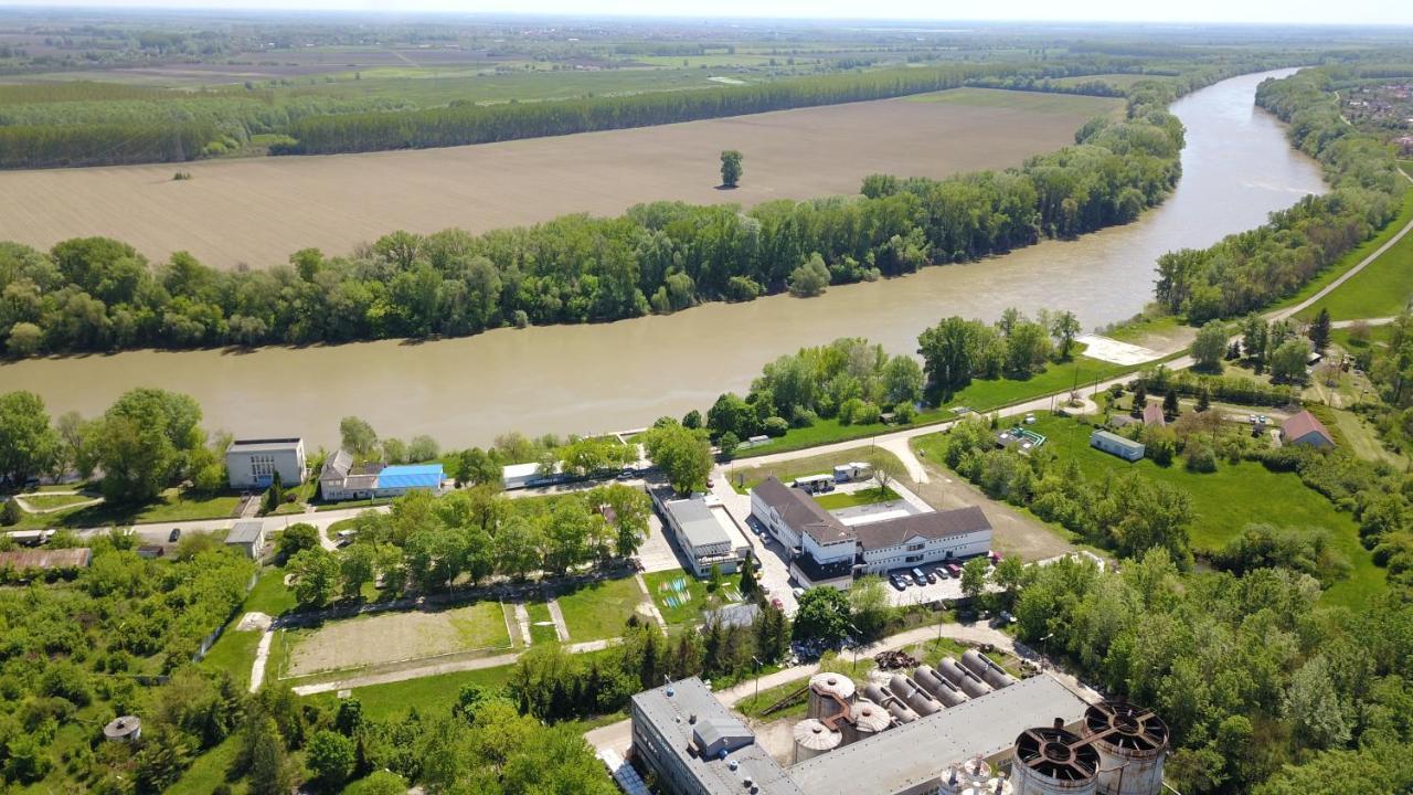 Nn Boutique Hotel Tiszaújváros Εξωτερικό φωτογραφία
