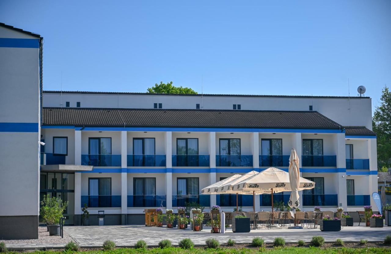 Nn Boutique Hotel Tiszaújváros Εξωτερικό φωτογραφία